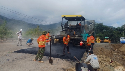 Trải thảm nhựa 001